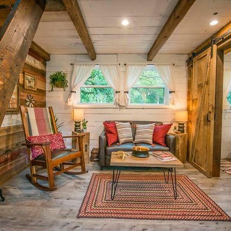 Cozy Cabin Little Red Hen 12 Min To Magnolia Waco Exterior foto